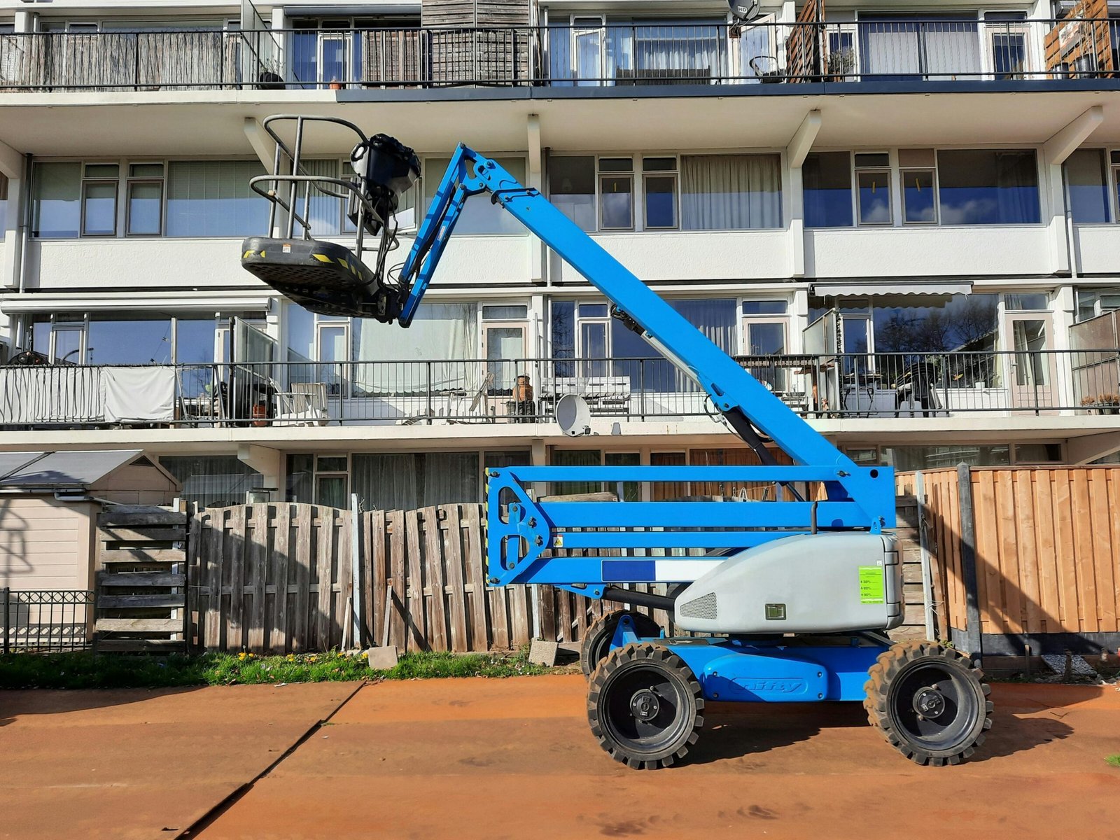 The Benefits Of Using Scissor Lift Hire Leeds For Warehouse Operations